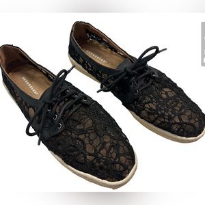 Aerosoles black lace sneakers. Excellent condition. size 8.5 perfect for summer